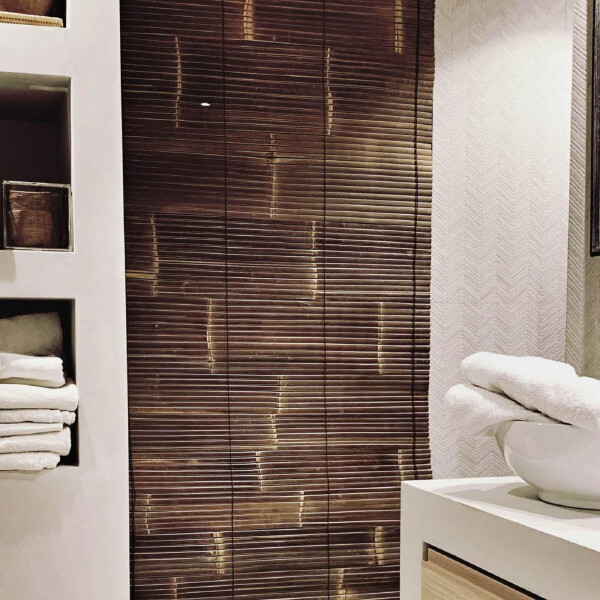 Dunkelbraunes Bambusrollo aus natürlichen Materialien, das als Sichtschutz für Fenster und Türen dient. Das Rollosystem ist elegant und modern, ideal für eine stilvolle Raumgestaltung. Die Maße des Rollos betragen 200x200 cm, was eine flexible Anwendung in verschiedenen Raumgrößen ermöglicht.
