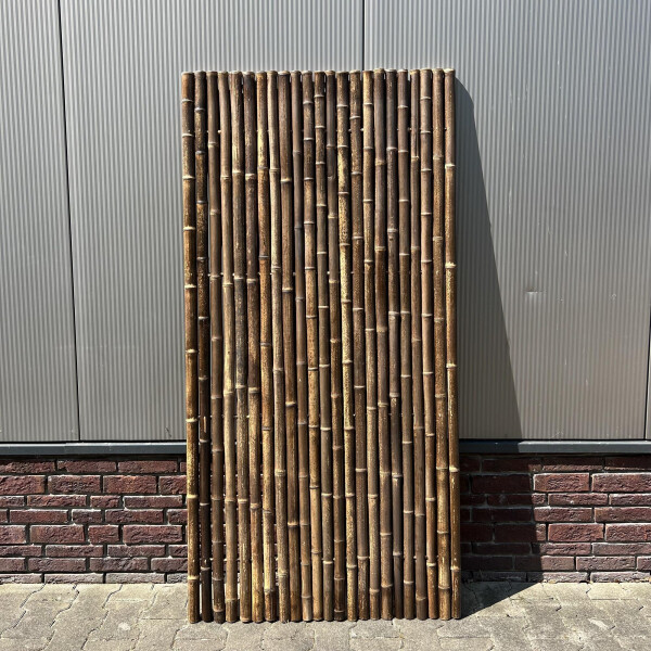 Hochwertige Bambus-Sichtschutzmatte in dunkler, naturähnlicher Färbung, bestehend aus dicht aneinandergereihten Bambusstäben. Die Matte bietet eine Höhe von 180 cm und eine Breite von 90 cm, ideal für Gartenzäune oder als dekorativer Sichtschutz. Die Stäbe sind gleichmäßig geschnitten und verleihen dem Garten eine natürliche, asiatisch inspirierte Ästhetik.