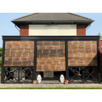 Bambusrollo Jalousie als Sichtschutz, angebracht an einem schwarzen Pavillon. Drei nebeneinander montierte Rollos aus Bambus bieten Schatten und Privatsphäre. Gut geeignet für den Einsatz an Fenstern und Türen.