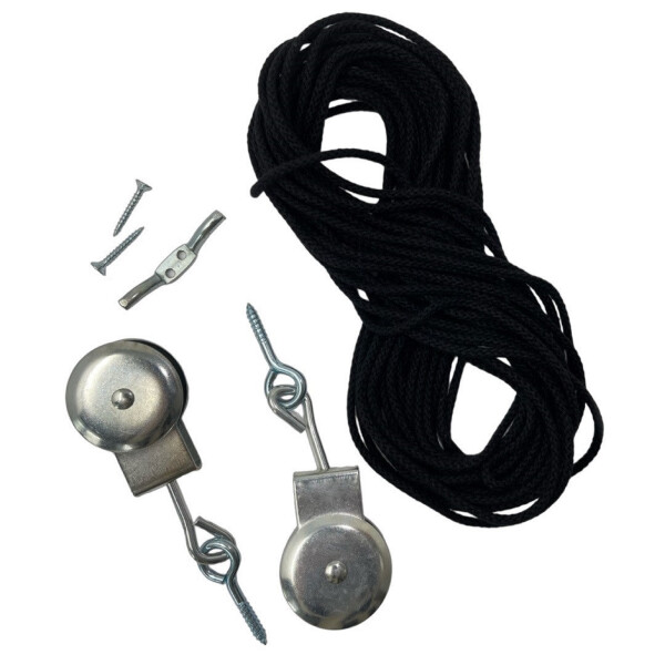 Aufhängesystem für Bambusrollo mit zwei Metallrollen, schwarzem Seil und Befestigungsmaterial.