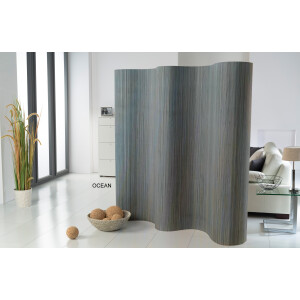 Moderner, doppelseitiger Paravent aus Bambus in welliger Form, der in einem hellen Wohnzimmer steht. Der Paravent hat eine sanfte, ozeanblaue Farbe und sorgt für eine dezente Raumtrennung.