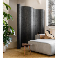 Doppelseitiger Paravent aus Bambus in dunklem Ozeanblau, elegantes Design mit wellenförmigen Strukturen, platzsparend in einem modernen Wohnzimmer mit Sofa und Pflanze.