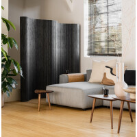 Moderner, doppelseitiger Paravent aus Bambus in dunklem Ocean-Design, der Eleganz und Privatsphäre in einen Wohnbereich bringt. Der Raumteiler steht neben einem Sofa und passt harmonisch zur Einrichtung.