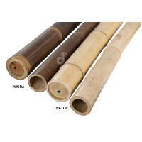 Zwei Bambuspfosten liegen nebeneinander, einer in dunkelbrauner Farbe mit der Beschriftung NIGRA, der andere in hellbrauner Naturfarbe mit der Beschriftung NATUR. Beide Pfosten haben eine Länge von etwa 100 cm und einen Durchmesser von 6-8 cm, mit sichtbaren Hohlräumen in den Schnittflächen.