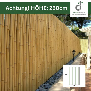 Sichtschutz aus Bambusstäben in einem biologisch abbaubaren Versandbeutel. Der Rollzaun ATY NATURE misst 250 cm in der Höhe und 180 cm in der Breite. Die Stäbe sind oben gekürzt und bieten eine geschlossene, natürliche Sichtblende.