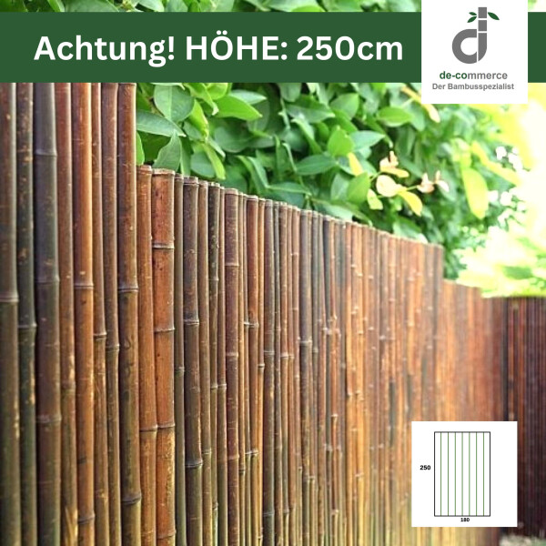Sichtschutzzaun aus dunklen Bambusstäben vor einer Gartenhecke. Oben Banner mit „Achtung! HÖHE: 250 cm“ und DE-COmmerce-Logo. Unten rechts schematische Maßzeichnung.