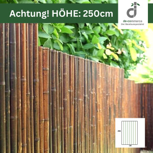 Sichtschutzzaun aus dunklen Bambusstäben vor einer Gartenhecke. Oben Banner mit „Achtung! HÖHE: 250 cm“ und DE-COmmerce-Logo. Unten rechts schematische Maßzeichnung.