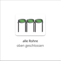 Drei stabile Bambusrohre mit schwarzen Abschlüssen, die vertikal angeordnet sind. Die Rohre sind mit einem grünen Akzent versehen und dienen als Sichtschutz.