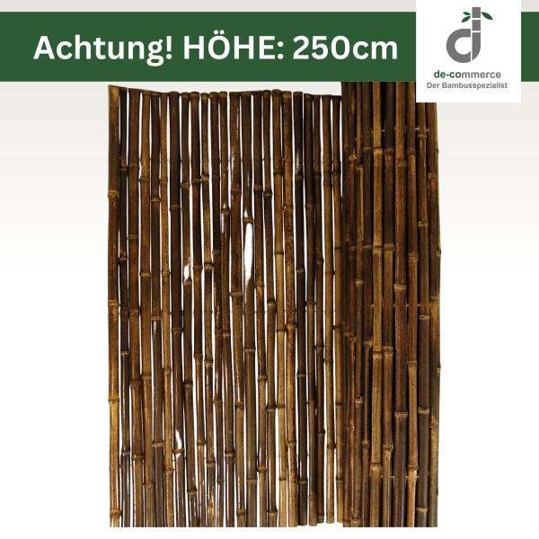 Rollbarer Sichtschutzzaun aus dunklen Bambusstäben. Oben ein Banner mit „Achtung! HÖHE: 250 cm“ und DE-COmmerce-Logo. Unten schematische Zeichnung mit Maßangaben.