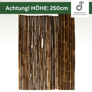 Rollbarer Sichtschutzzaun aus dunklen Bambusstäben. Oben ein Banner mit „Achtung! HÖHE: 250 cm“ und DE-COmmerce-Logo. Unten schematische Zeichnung mit Maßangaben.
