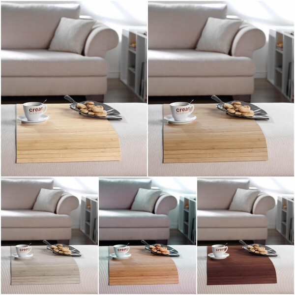 Couchablage aus Bambus in Wunschmaß, platziert auf einem Sofa mit Keksen und einer Tasse. Die Ablage zeigt eine natürliche Bambusstruktur und passt sich harmonisch in das Wohnzimmerambiente ein. Ideal für Snacks und Getränke während der Entspannung.