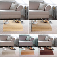 Couchablage aus Bambus in Wunschmaß, platziert auf einem Sofa mit Keksen und einer Tasse. Die Ablage zeigt eine natürliche Bambusstruktur und passt sich harmonisch in das Wohnzimmerambiente ein. Ideal für Snacks und Getränke während der Entspannung.