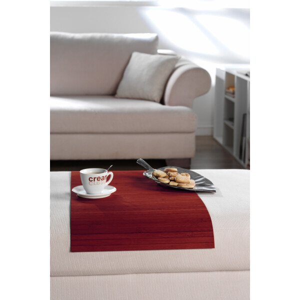 Elegante Couchablage aus Bambus in Wunschmaß, Modell Aurora, mit weißem Rand und rotem Mittelstreifen, dekorativ auf einem Couchtisch angeordnet.