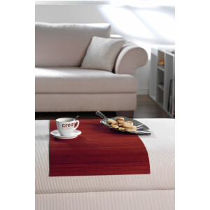 Elegante Couchablage aus Bambus in Wunschmaß, Modell Aurora, mit weißem Rand und rotem Mittelstreifen, dekorativ auf einem Couchtisch angeordnet.