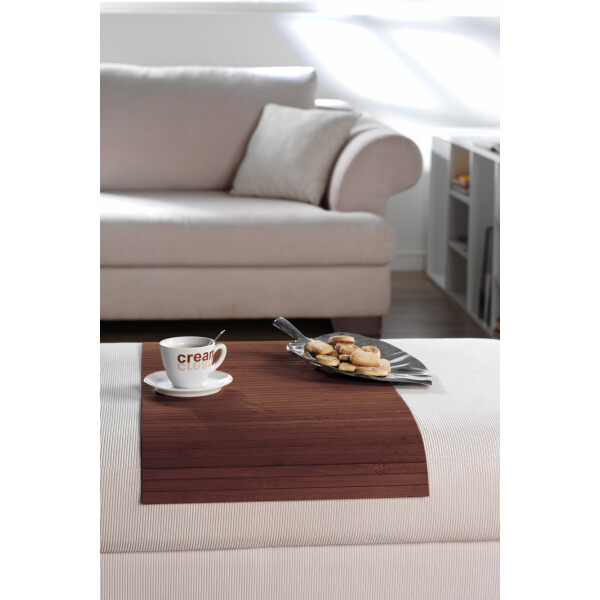 Bambus-Couchtischablage in Mocha-Farbton, individuell anpassbar, mit einer Tasse und einem Teller mit Keksen sowie einer Zeitschrift darauf, vor einem hellen Sofa platziert.
