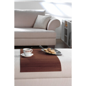 Bambus-Couchtischablage in Mocha-Farbton, individuell anpassbar, mit einer Tasse und einem Teller mit Keksen sowie einer Zeitschrift darauf, vor einem hellen Sofa platziert.