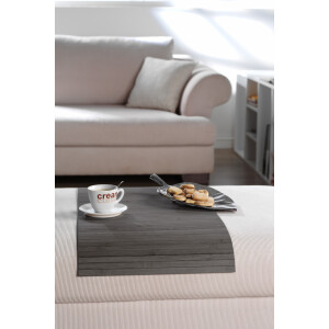 Elegante Couchablage aus Bambus in dunkler Farbe, passend für moderne Wohnzimmer. Mit cremefarbenem Sofa und dekoriertem Tablett mit Keksen und Kaffeebecher.