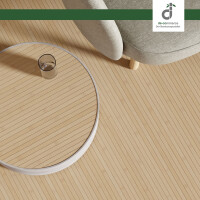 Moderne Wohnzimmereinrichtung mit hellem Bambusparkett FLEXBAMBOO nature, das eine nat�rliche, warme Atmosph�re schafft. Der Boden besteht aus gleichm��igen, feinen Streifen, die eine einheitliche Optik bieten. Ein runder Tisch mit Metallrahmen und ein bequemer Sessel erg�nzen die stilvolle Einrichtung.