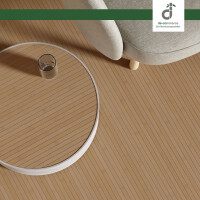 Moderne Wohnzimmereinrichtung mit karbonisiertem Bambusparkett FLEXBAMBOO karbonisiert und versiegelt, das eine nat�rliche, warme Atmosph�re schafft. Der Boden besteht aus gleichm��igen, feinen Streifen, die eine einheitliche Optik bieten. Ein runder Tisch mit Metallrahmen und ein bequemer Sessel erg�nzen die stilvolle Einrichtung.