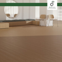 Moderne Wohnzimmereinrichtung mit karbonisiertem Bambusparkett FLEXBAMBOO karbonisiert und versiegelt, das eine nat�rliche, warme Atmosph�re schafft. Der Boden besteht aus gleichm��igen, feinen Streifen, die eine einheitliche Optik bieten. Ein runder Tisch mit Metallrahmen und ein bequemer Sessel erg�nzen die stilvolle Einrichtung.