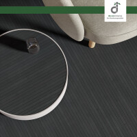 Moderne Wohnzimmereinrichtung mit stahlgrauen Bambusparkett FLEXBAMBOO steel, das eine nat�rliche, warme Atmosph�re schafft. Der Boden besteht aus gleichm��igen, feinen Streifen, die eine einheitliche Optik bieten. Ein runder Tisch mit Metallrahmen und ein bequemer Sessel erg�nzen die stilvolle Einrichtung.