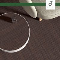 Eleganter Raum mit Fertigparkett aus Bambus in Mocha-Farbe, das durch seine warmen, dunklen T�ne und feine Maserung auff�llt. Ein wei�er Couchtisch mit Glas darauf steht auf dem Parkett, was die moderne Atmosph�re unterstreicht.