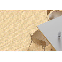 Fertigparkett aus Bambus in hellem Beige, das mit feinen Längsstreifen eine natürliche Eleganz ausstrahlt. Die Oberfläche ist glatt und gleichmäßig, perfekt für moderne Innenräume. Der Bambus verleiht dem Raum eine warme, einladende Atmosphäre.