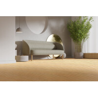 Moderne Wohnküche mit hellem Bambusparkett in der Farbe powder. Ein graues Sofa und ein Bambus in einem Topf ergänzen den natürlichen Look.