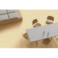 Moderner Wohnraum mit hellem Bambusparkett in der Farbe powder. Ein weißer Esstisch mit Holzstühlen steht auf dem glatten, eleganten Boden.