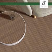 Fertigparkett aus Bambus in der Farbe Taupe, Maße 850x200 cm, mit elegantem, modernem Design. Das Parkett ist sorgfältig verlegt und bietet eine warme, natürliche Atmosphäre. Ein runder Tisch mit weißem Rahmen steht auf dem Parkett, dekoriert mit einem Glas, was die Vielseitigkeit des Bambusbodens unterstreicht.