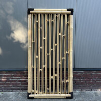 Dekorativer Bambuszaun mit vertikalen und horizontalen Bambusstäben, die ein elegantes Muster bilden. Perfekt als dekoratives und funktionales Zaunelement für Gärten oder Terrassen.