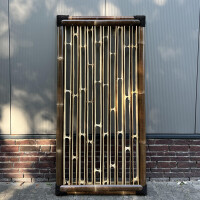 Dekorativer Bambuszaun mit vertikalen und horizontalen Elementen, die ein elegantes Muster bilden. Strapazierfähige Konstruktion mit dunklen Eckverbindungen, ideal für die Gartengestaltung oder als Raumteiler.