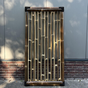 Dekorativer Bambuszaun aus dunklem Bambus mit vertikalen und horizontalen Elementen, die ein modernes Muster bilden. Das Zaunelement ist 90 cm breit und 180 cm hoch, ideal für Garten- oder Terrassengestaltung.