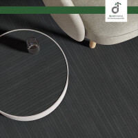 Dunkles Fertigparkett aus Bambus in modernem Wohnraum, gezeigt unter einem runden Tisch mit Glas.