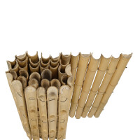 Sichtschutz aus natürlichem Bambus in Rollform, bestehend aus horizontal angeordneten, abwechselnd geschichteten Bambusstäben, die eine blickdichte, flexible Barriere bilden. Ideal für Gartengestaltung und Privatsphäre.
