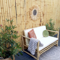 Sichtschutz aus Bambusstäben, der eine natürliche, warme Atmosphäre schafft. Der Rollzaun BARU NATURE misst 150 cm x 180 cm und bietet eine stilvolle Trennung für Terrassen oder Gärten.