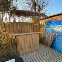 Natürlicher Sichtschutzzaun aus Bambus für Gärten oder Terrassen, ideal für eine tropische Atmosphäre. Rollzaun mit natürlicher Holzoptik und einer Größe von 150 cm x 180 cm, leicht zu installieren.