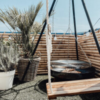 Bambus Sichtschutzzaun aus natürlichen Bambusrohren, der eine rustikale und natürliche Atmosphäre schafft. Der Zaun hat eine Höhe und Breite von jeweils 180 cm, ideal für den Einsatz im Garten oder auf der Terrasse. Die dicht aneinandergereihten Bambusstangen bieten Privatsphäre und Schutz vor neugierigen Blicken.