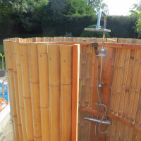 Sichtschutz aus Bambusstäben, die vertikal angeordnet sind, bildet eine natürliche und stilvolle Abgrenzung. Der Rollzaun BARU NATURE hat eine Höhe und Breite von jeweils 180 cm und bietet eine stilvolle, natürliche Privatsphäre für Gärten oder Terrassen. Die Bambusstäbe sind gleichmäßig geschnitten und sorgen für eine harmonische Optik.