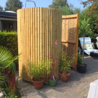 Sichtschutz aus Bambus mit natürlichem Design, bestehend aus dicht aneinandergereihten Bambusstäben. Der Rollzaun BARU NATURE misst 200 cm x 180 cm und bietet eine dekorative und zugleich funktionale Lösung für Privatsphäre im Garten. Die Bambusstäbe sind gleichmäßig angeordnet und verleihen dem Zaun eine elegante, natürliche Optik. Ideal für die Abgrenzung von Terrassen oder Gartenbereichen.