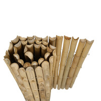 Sichtschutz aus natürlichem Bambus in Rollenform, mit einer Höhe von 200 cm und einer Breite von 180 cm. Die Bambusstäbe sind gleichmäßig angeordnet und bieten eine natürliche, dekorative Barriere für Gärten oder Terrassen.
