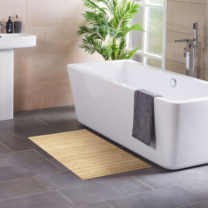 Modernes Badezimmer mit einem Bambus-Badteppich in natürlichem Design, der vor einer freistehenden Badewanne platziert ist. Der Teppich hat eine schlichte, elegante Optik und sorgt für ein warmes, natürliches Ambiente.