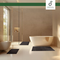 Moderner Badezimmer mit zwei dunklen Bambus-Badteppichen in der Nähe einer freistehenden Badewanne und einer Dusche mit Glaswänden.