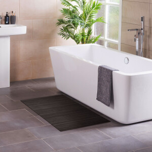 Eleganter Badteppich LINES Ebony in schlichtem Design mit dunklen, horizontalen Linienmustern. Der Teppich ist aus natürlichem Bambus gefertigt, bietet eine angenehme Haptik und sorgt für ein modernes Ambiente im Badezimmer. Maße: 70 x 120 cm.