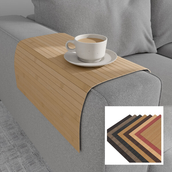Bambus-Couchablage in hellen Bambuston liegt über der Armlehne eines grauen Sofas und dient als stabile Abstellfläche für eine Tasse Kaffee; unten rechts sind acht verschiedene Farbvarianten der Couchablage dargestellt.