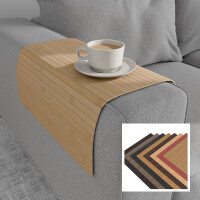 Bambus-Couchablage in hellen Bambuston liegt über der Armlehne eines grauen Sofas und dient als stabile Abstellfläche für eine Tasse Kaffee; unten rechts sind acht verschiedene Farbvarianten der Couchablage dargestellt.