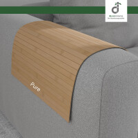 Flexible Couchablage aus Bambus in hellem Bambuston mit schmalen Bambusstegen, passend über eine graue runde Sofa-Armlehne gelegt und ideal als praktische Ablagefläche für Getränke, Snacks oder Fernbedienung.