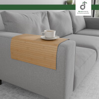 Flexible, hellbeige Couchablage aus Bambus auf einer eckigen Armlehne eines grauen Sofas mit einer Kaffeetasse darauf, oben rechts ist das DE-COmmerce Logo.