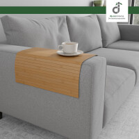 Flexible, warmgelbe Couchablage aus Bambus auf einer eckigen Armlehne eines grauen Sofas mit einer Kaffeetasse darauf, oben rechts ist das DE-COmmerce Logo.