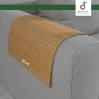Flexible Couchablage aus Bambus in warmen Gelb mit Braunanteil mit schmalen Bambusstegen, passend über eine graue runde Sofa-Armlehne gelegt und ideal als praktische Ablagefläche für Getränke, Snacks oder Fernbedienung.